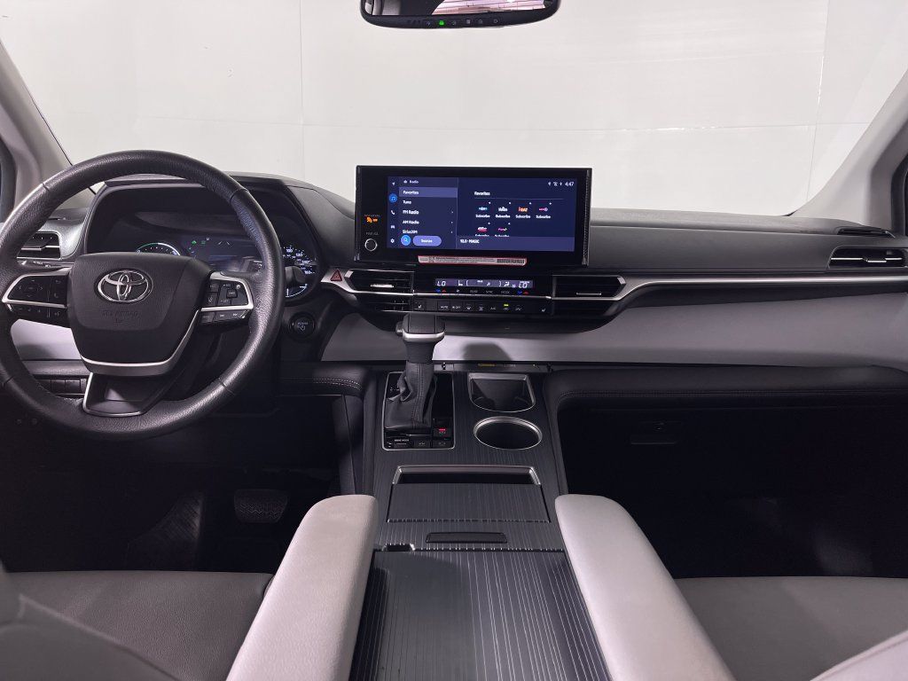 Certified 2025 Toyota Sienna XLE FWD image 14