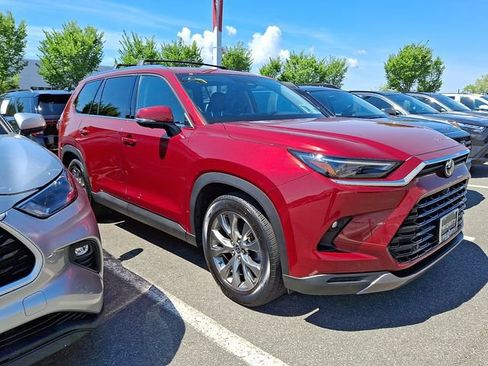 Used 2024 Toyota Grand Highlander AWD image 3