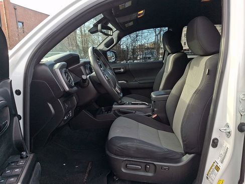 Used 2022 Toyota Tacoma TRD Sport image 12