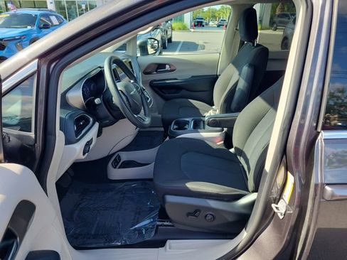 Used 2021 Chrysler Pacifica Touring FWD image 16