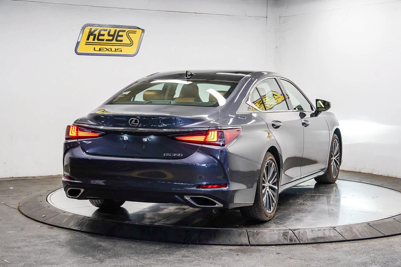 Used 2024 Lexus ES 350 w/ Premium Package FWD image 4