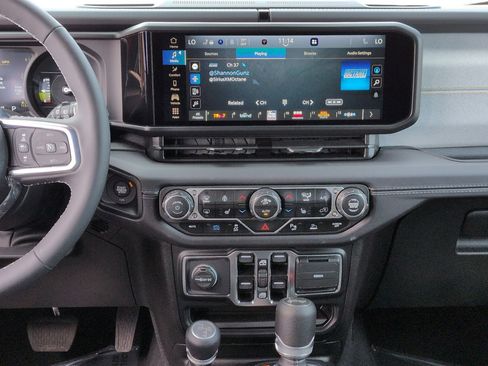 Used 2025 Jeep Wrangler Sahara w/ Safety Group image 29