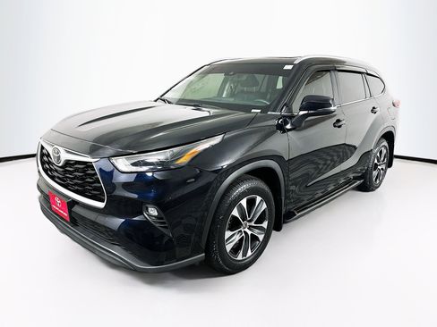 Used 2023 Toyota Highlander XLE image 7