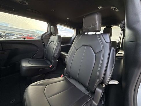 New 2026 Chrysler Pacifica Select image 12