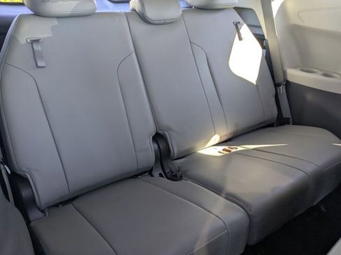 Used 2022 Toyota Sienna XLE image 18