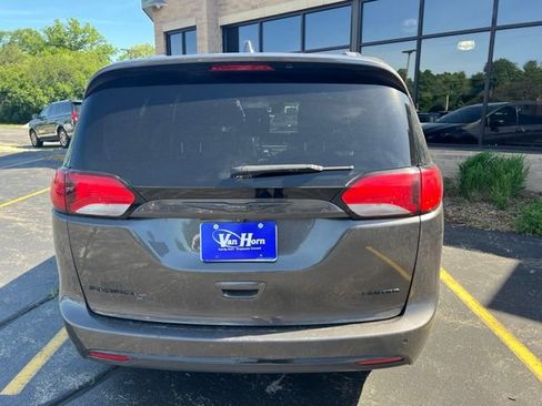 Used 2019 Chrysler Pacifica Limited w/ Advanced Safetytec Group FWD image 5