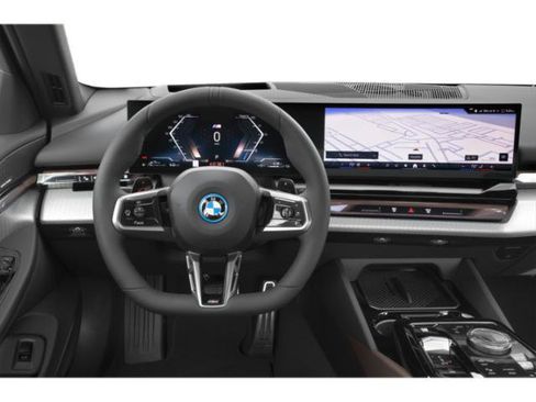 Used 2025 BMW 550e xDrive w/ Premium Package AWD/4WD image 9