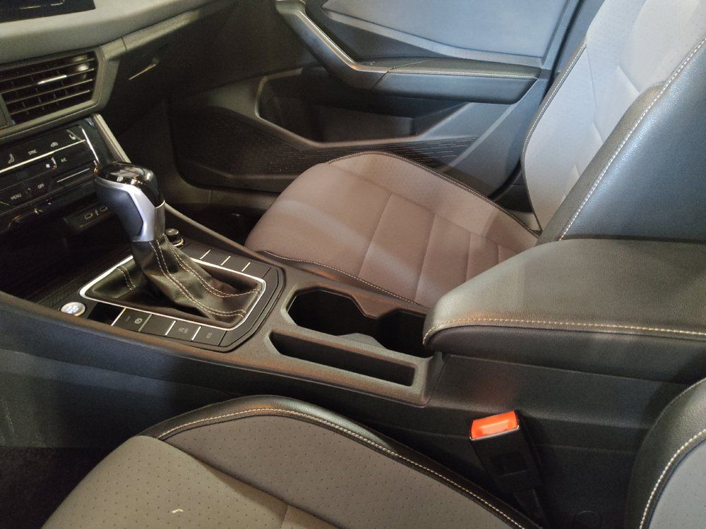 Used 2025 Volkswagen Jetta SE FWD image 26