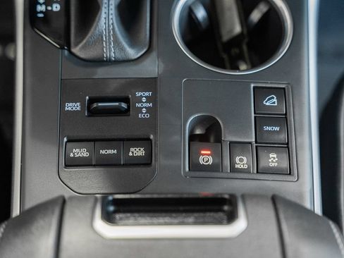 Used 2025 Toyota Highlander XLE AWD/4WD image 25