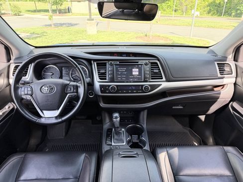 Used 2019 Toyota Highlander XLE AWD/4WD image 14