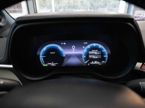 Used 2025 Toyota Sienna Platinum image 16