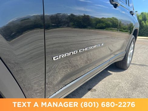 Used 2023 Jeep Grand Cherokee Limited w/ Trailer Tow Prep Group (B) AWD/4WD image 11