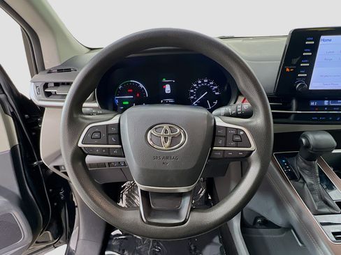 Used 2021 Toyota Sienna LE image 11