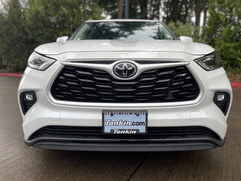 Used 2024 Toyota Highlander AWD image 9