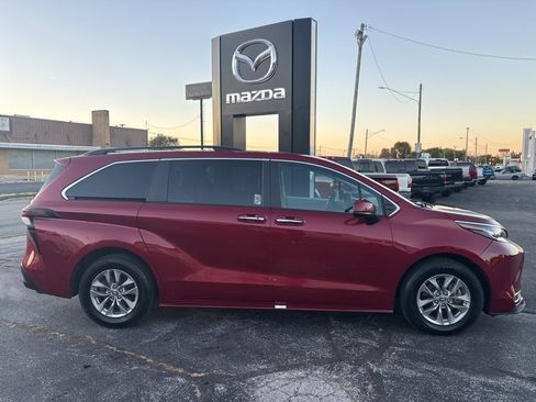 Used 2023 Toyota Sienna XLE image 8