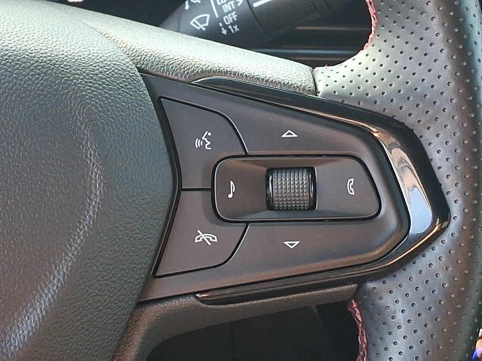 Used 2025 Chevrolet TrailBlazer RS AWD/4WD image 21