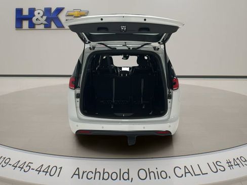 Used 2025 Chrysler Pacifica Limited FWD image 28