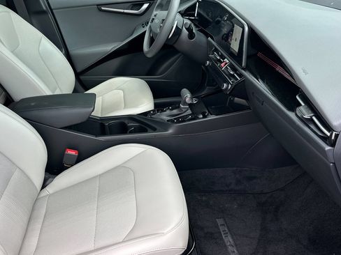Certified 2025 Kia Niro EX Touring FWD image 16