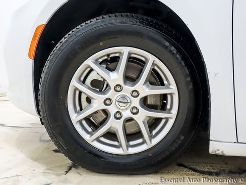 Used 2024 Chrysler Pacifica Touring-L image 12