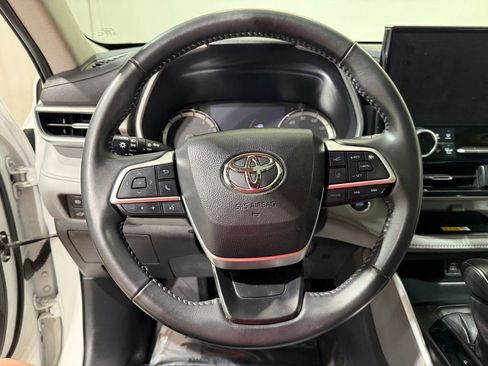 Used 2023 Toyota Highlander XLE AWD/4WD image 25