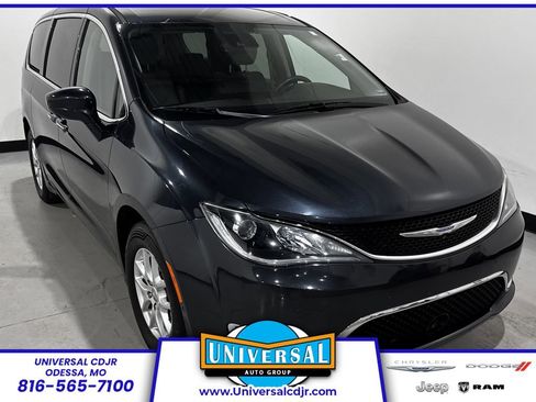 Used 2020 Chrysler Pacifica Touring w/ Advanced Safetytec Group FWD image 1