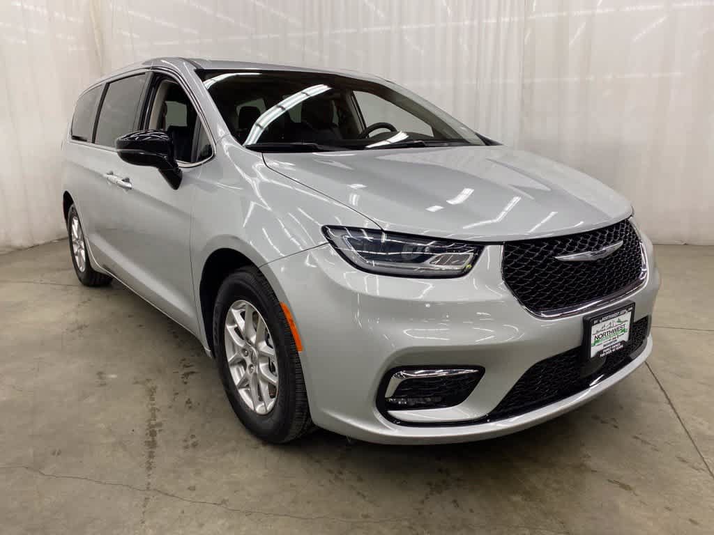 Used 2024 Chrysler Pacifica Touring-L FWD image 8