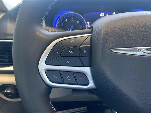 Used 2024 Chrysler Pacifica Touring-L FWD image 17