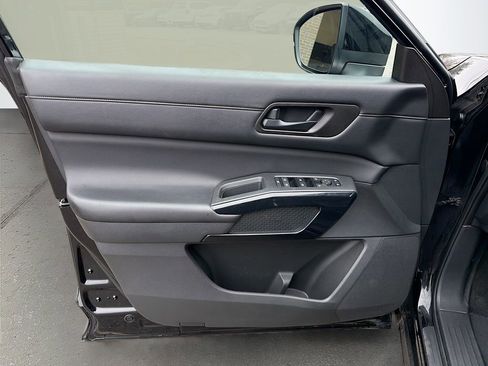 Used 2024 Nissan Pathfinder S image 24