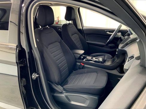 Used 2020 Ford Edge SE image 16