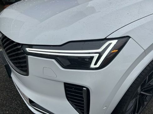 Used 2025 Volvo XC90 B5 Plus image 8