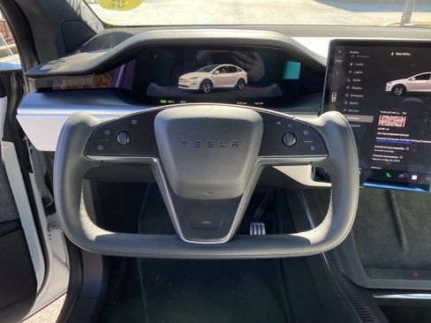 Used 2022 Tesla Model X Plaid image 10