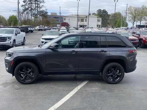 Used 2025 Jeep Grand Cherokee Altitude image 8