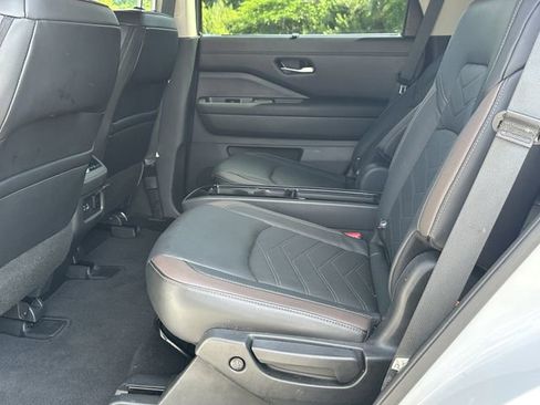 Certified 2025 Nissan Pathfinder Platinum AWD/4WD image 23