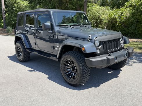 Used 2018 Jeep Wrangler Unlimited Sahara w/ Connectivity Group AWD/4WD image 27