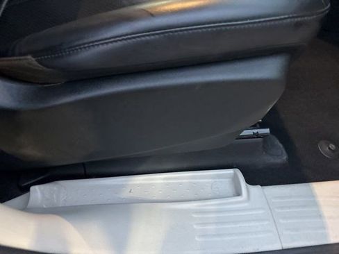 Used 2023 Chrysler Pacifica Touring-L image 39