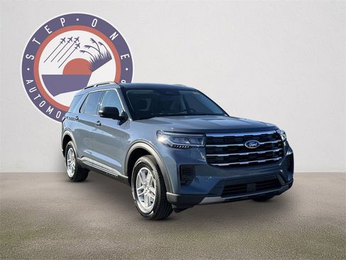 Certified 2025 Ford Explorer Active image 2