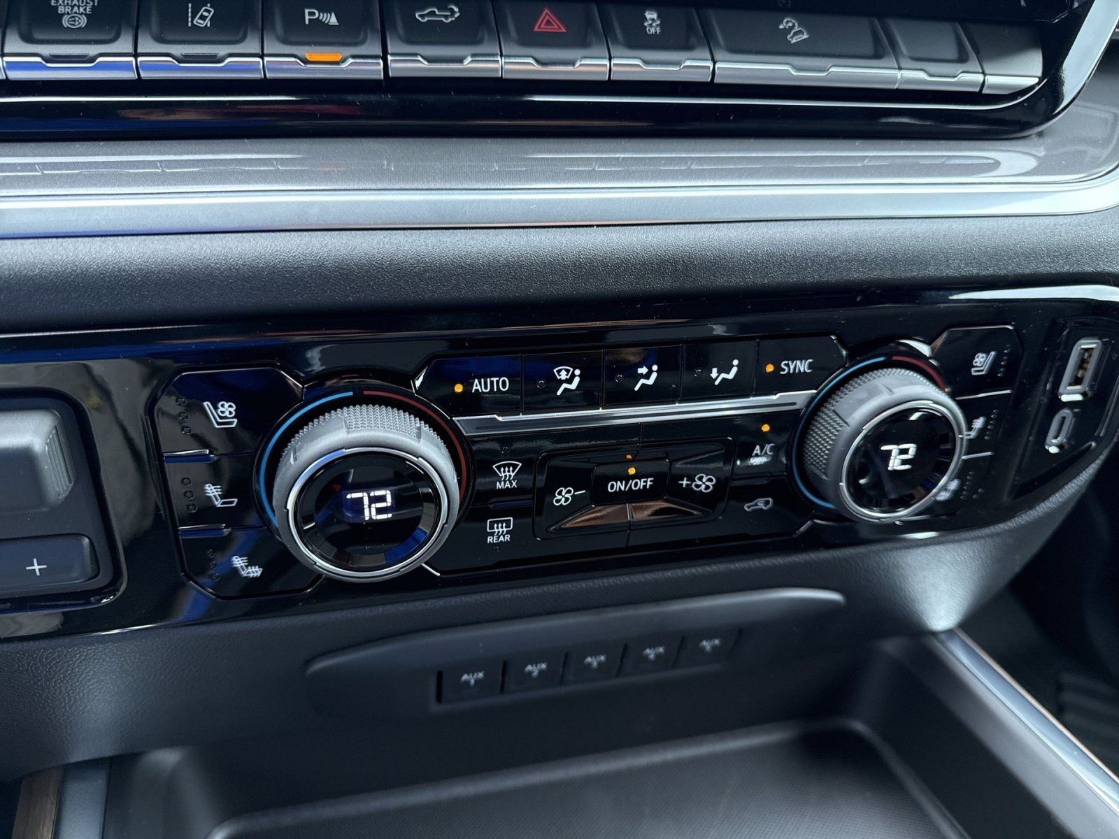 New 2026 Chevrolet Silverado 2500 High Country w/ High Country Premium Package AWD/4WD image 18