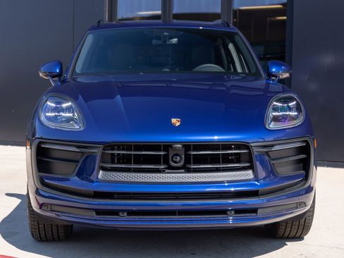 Certified 2025 Porsche Macan image 8
