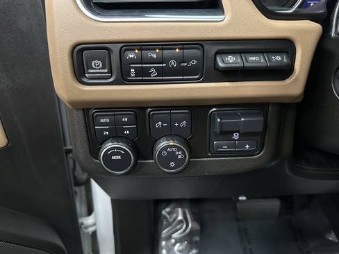 Used 2021 Chevrolet Suburban Premier w/ Premium Package AWD/4WD image 36