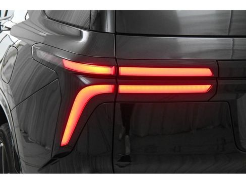 Used 2024 Chevrolet Traverse RS FWD image 28