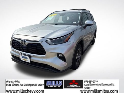 Used 2022 Toyota Highlander XLE AWD/4WD image 1
