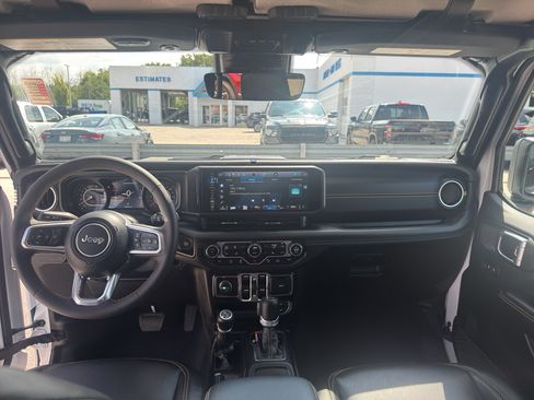 Used 2024 Jeep Wrangler Unlimited Sahara w/ Technology Group AWD/4WD image 28