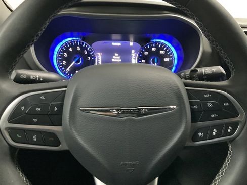Used 2025 Chrysler Pacifica Select FWD image 24