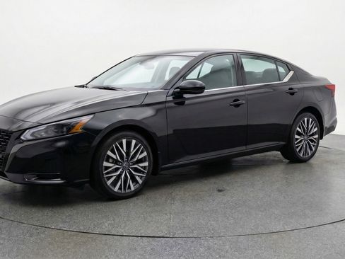 Used 2025 Nissan Altima 2.5 SV FWD image 3