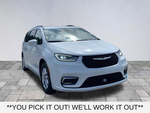 Used 2022 Chrysler Pacifica Touring-L FWD image 1
