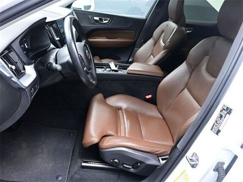 Used 2019 Volvo XC60 T5 Momentum w/ Premium Package image 18
