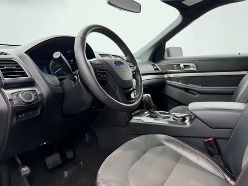 Used 2019 Ford Explorer XLT w/ Equipment Group 202A AWD/4WD image 40