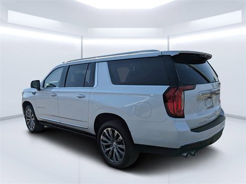 Used 2021 GMC Yukon XL Denali w/ Denali Premium Package image 5