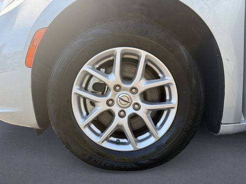 Used 2024 Chrysler Pacifica Touring-L FWD image 10