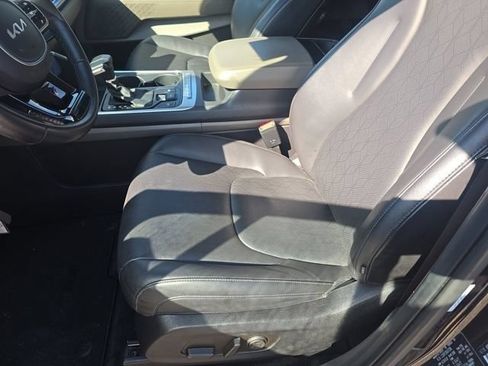Certified 2025 Kia Carnival FWD image 6